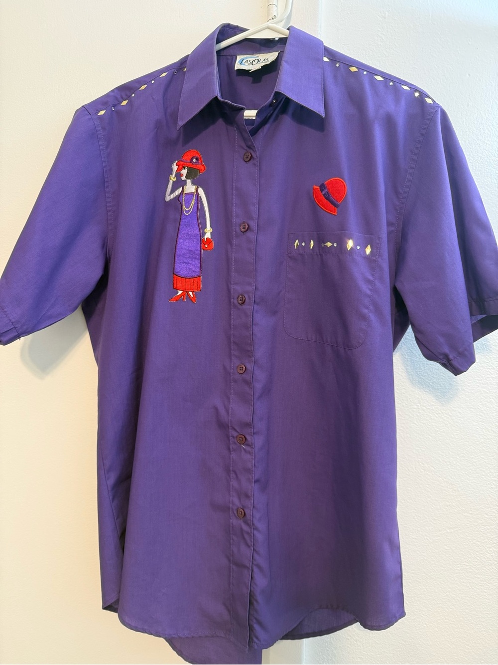 Casual Purple Short-Sleeve Button-Down Shirt with Red Appliqué
